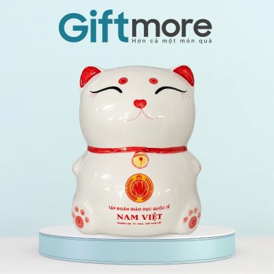 Heo đất tiết kiệm quà tặng in logo hình mèo thần tài màu trắng chuông cổ đỏ GM-HĐ03