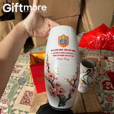 Alternative view of Lọ hoa gốm sứ quà tặng in logo dáng bom màu trắng hoạ tiết cành đào chim én GM-LHGS06