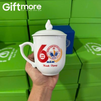 Alternative view of Ly sứ quà tặng in logo dáng ngọn lửa có nắp màu trắng 350ml GM-LS03