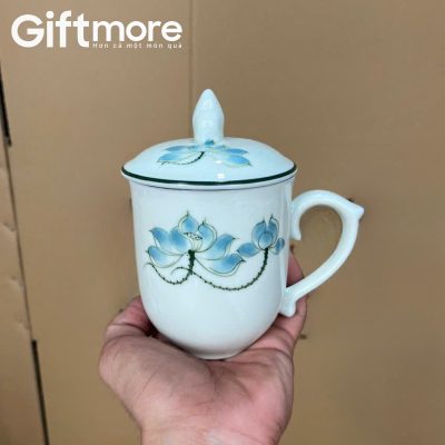 Alternative view of Ly sứ quà tặng in logo dáng ngọn lửa có nắp màu trắng 350ml hoạ tiết sen xanh GM-LS05