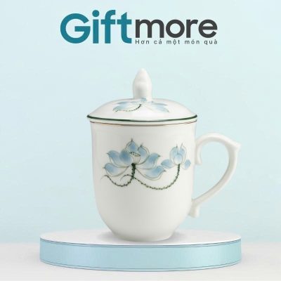 Ly sứ quà tặng in logo dáng ngọn lửa có nắp màu trắng 350ml hoạ tiết sen xanh GM-LS05