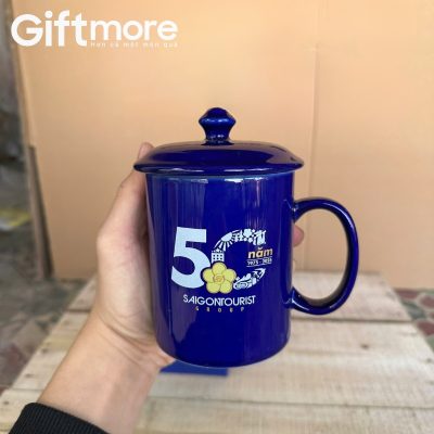 Alternative view of Ly sứ quà tặng in logo dáng trụ quai C có nắp màu xanh coban 350ml GM-LS02