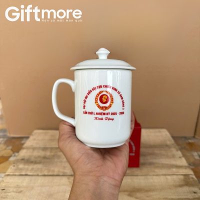 Alternative view of Ly sứ quà tặng in logo dáng trụ quai vuông có nắp màu trắng 350ml GM-LS04