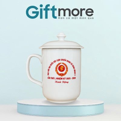 Ly sứ quà tặng in logo dáng trụ quai vuông có nắp màu trắng 350ml GM-LS04
