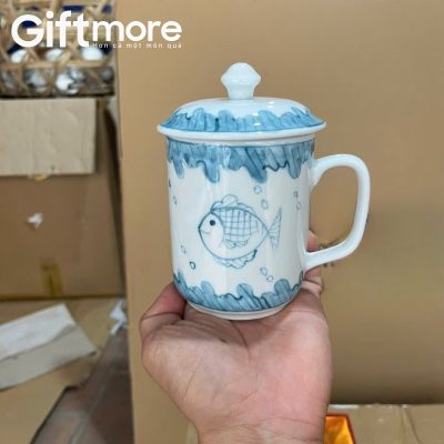 Alternative view of Ly sứ quà tặng in logo dáng trụ quai vuông màu trắng 350ml hoạ tiết cá và biến xanh GM-LS06
