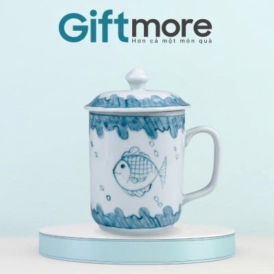 Ly sứ quà tặng in logo dáng trụ quai vuông màu trắng 350ml hoạ tiết cá và biến xanh GM-LS06