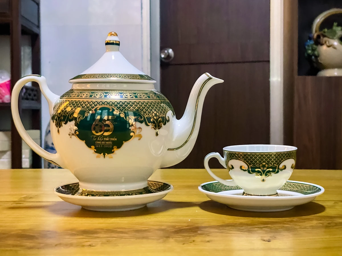 Ảnh gốc ấm và một chén BIDV có dấu 65 cùng khoảng năm 1957–2022
