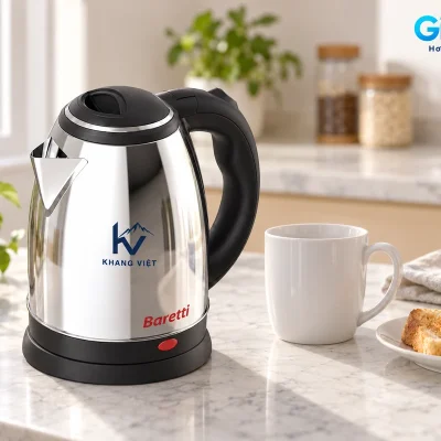 Mô phỏng ấm Baretti demo KHANG VIỆT cạnh cốc trắng và bánh mì trên bàn bếp