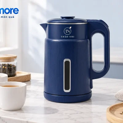 Cảnh mô phỏng ấm EDA1052 logo THẢO NHI cạnh hai cốc tại góc bếp