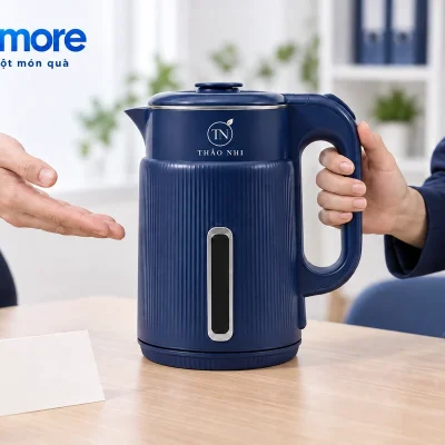 Cảnh mô phỏng trao ấm EDA1052 xanh navy có demo logo THẢO NHI