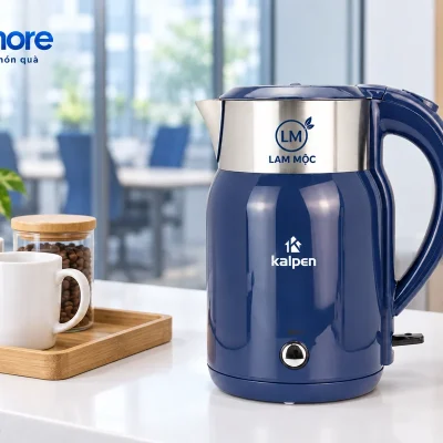 Cảnh mô phỏng ấm Kalpen KK68B demo LAM MỘC cạnh cốc tại góc đồ uống văn phòng