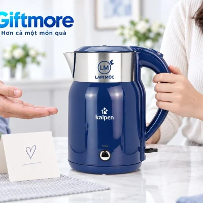 Cảnh mô phỏng giới thiệu ấm Kalpen KK68B xanh đậm có demo logo LAM MỘC tại nhà