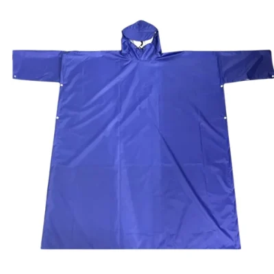 Ảnh catalogue áo mưa cài cạnh xanh trải phẳng với hai tay riêng và nút bên hông