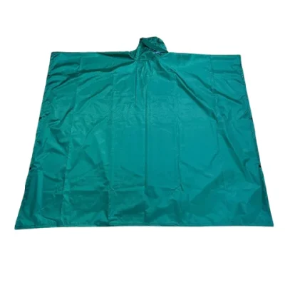 Ảnh tư liệu poncho xanh ngọc có mũ, đường vai ngang và điểm cài nhỏ ở cạnh