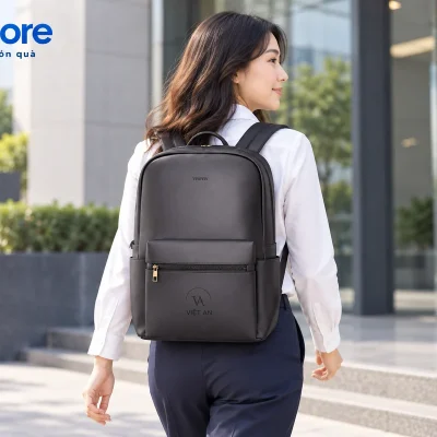 Mô phỏng người phụ nữ đeo balo Trita RBA4 đen có demo VIỆT AN đến văn phòng