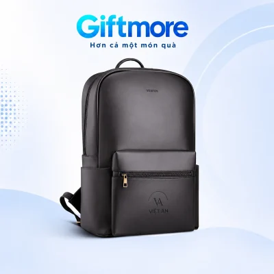 Demo monogram VA vòm mở và tên VIỆT AN dập chìm tông đen trên túi trước balo Trita RBA4