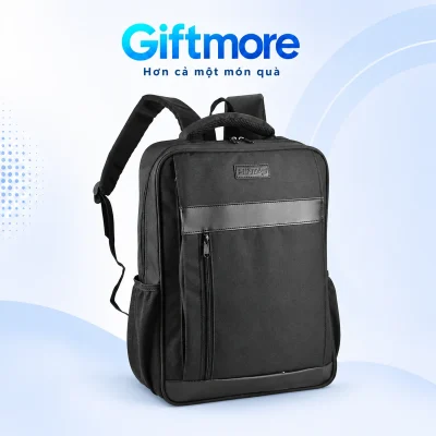 Balo Laptop 05 đen với viền ngang và khóa dọc mặt trước trên nền GiftMore