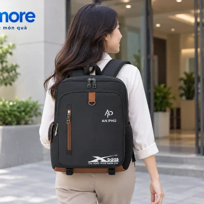 Mô phỏng người đeo balo XBag 04 đen phối nâu AP AN PHÚ đến lối vào văn phòng