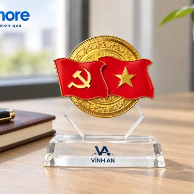 Mô phỏng biểu trưng Lửa Việt demo VĨNH AN trên bàn làm việc cạnh sổ và bút