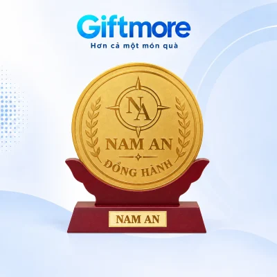 Demo NA la bàn và chữ NAM AN ĐỒNG HÀNH trên mặt đồng tròn, tag NAM AN ở đế gỗ