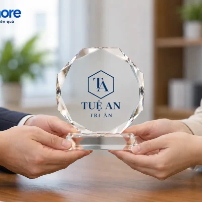 Mô phỏng hai người đỡ hai bên chân đế khi trao biểu trưng bát giác demo TUỆ AN TRI ÂN