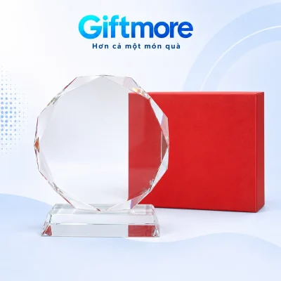 Biểu trưng bát giác trong suốt trên đế chữ nhật cạnh vát và hộp đỏ trên nền GiftMore
