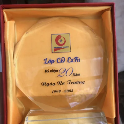 Ảnh tư liệu biểu trưng bát giác in nội dung kỷ niệm đặt trong hộp đỏ lót lụa vàng