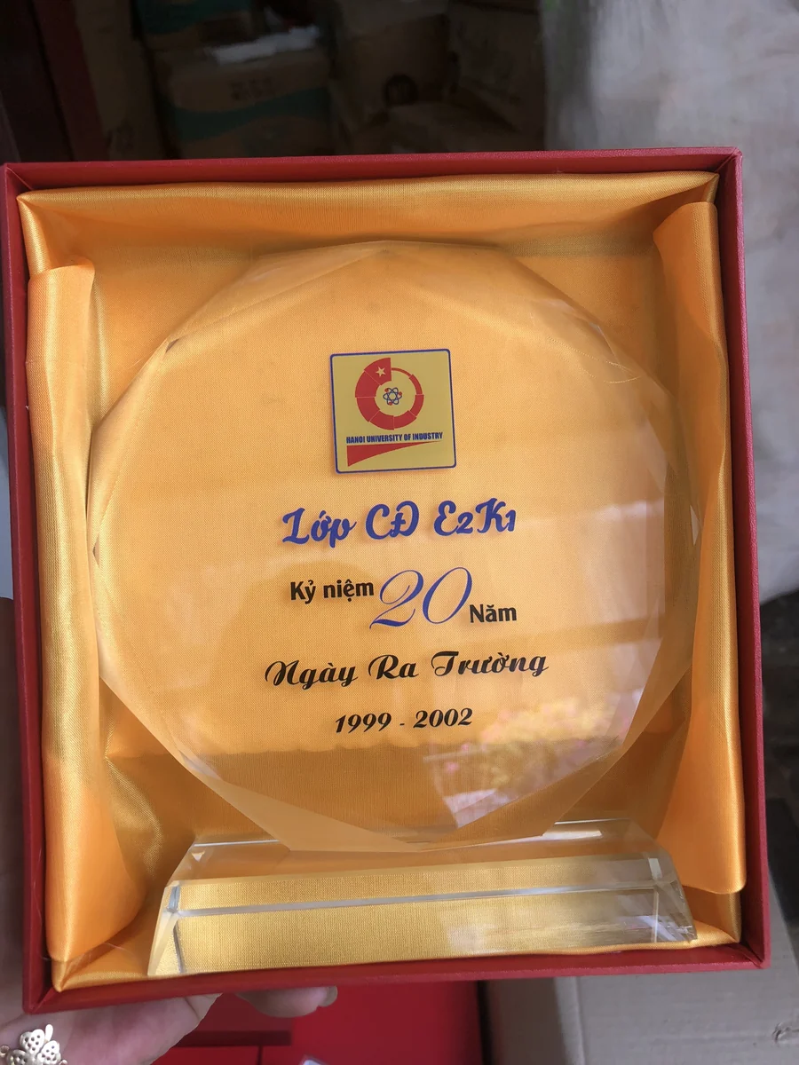 Ảnh tư liệu biểu trưng bát giác in nội dung kỷ niệm đặt trong hộp đỏ lót lụa vàng
