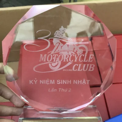 Ảnh tư liệu biểu trưng bát giác mang artwork Motorcycle Club với cạnh vát và đế trong