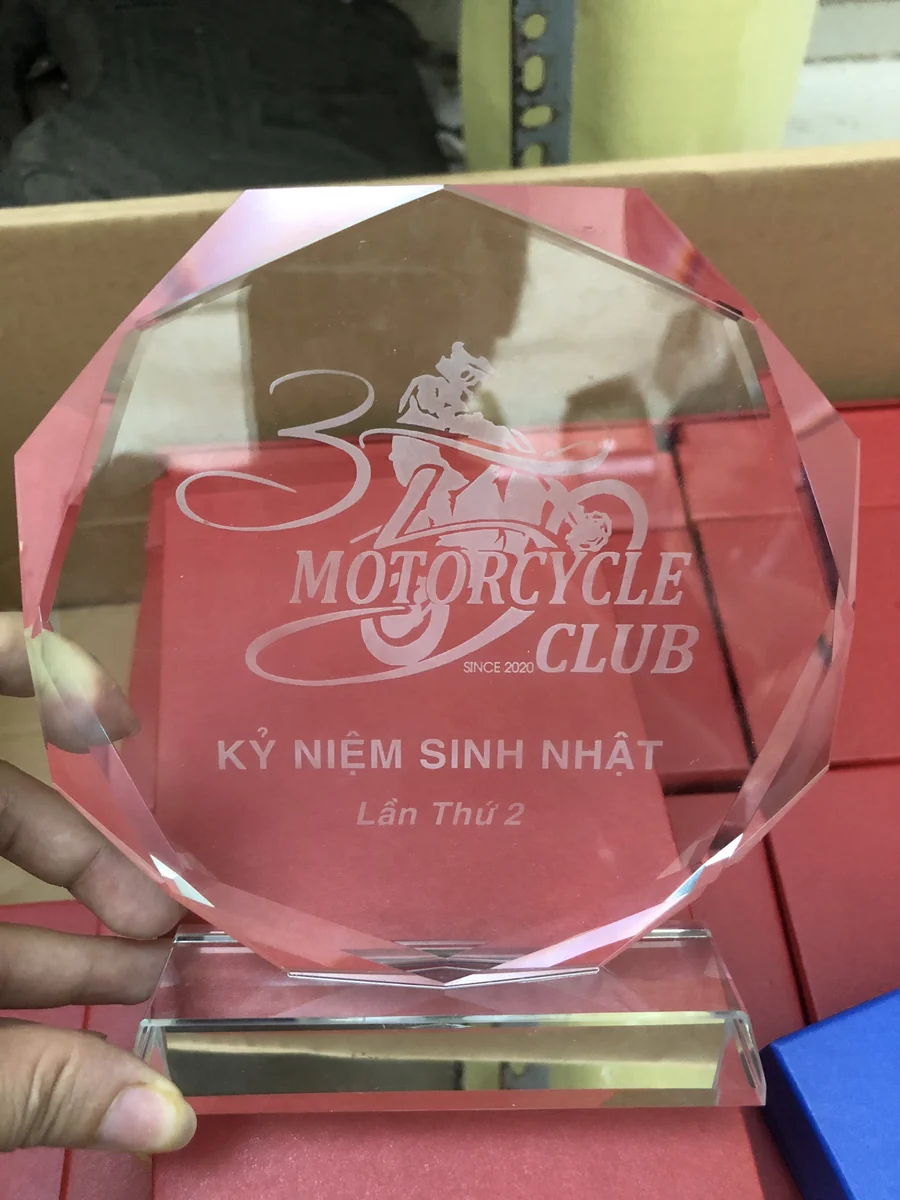 Ảnh tư liệu biểu trưng bát giác mang artwork Motorcycle Club với cạnh vát và đế trong