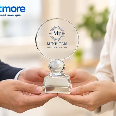 Mô phỏng hai người đỡ chân đế khi trao biểu trưng mặt tròn demo MINH TÂM TRI ÂN