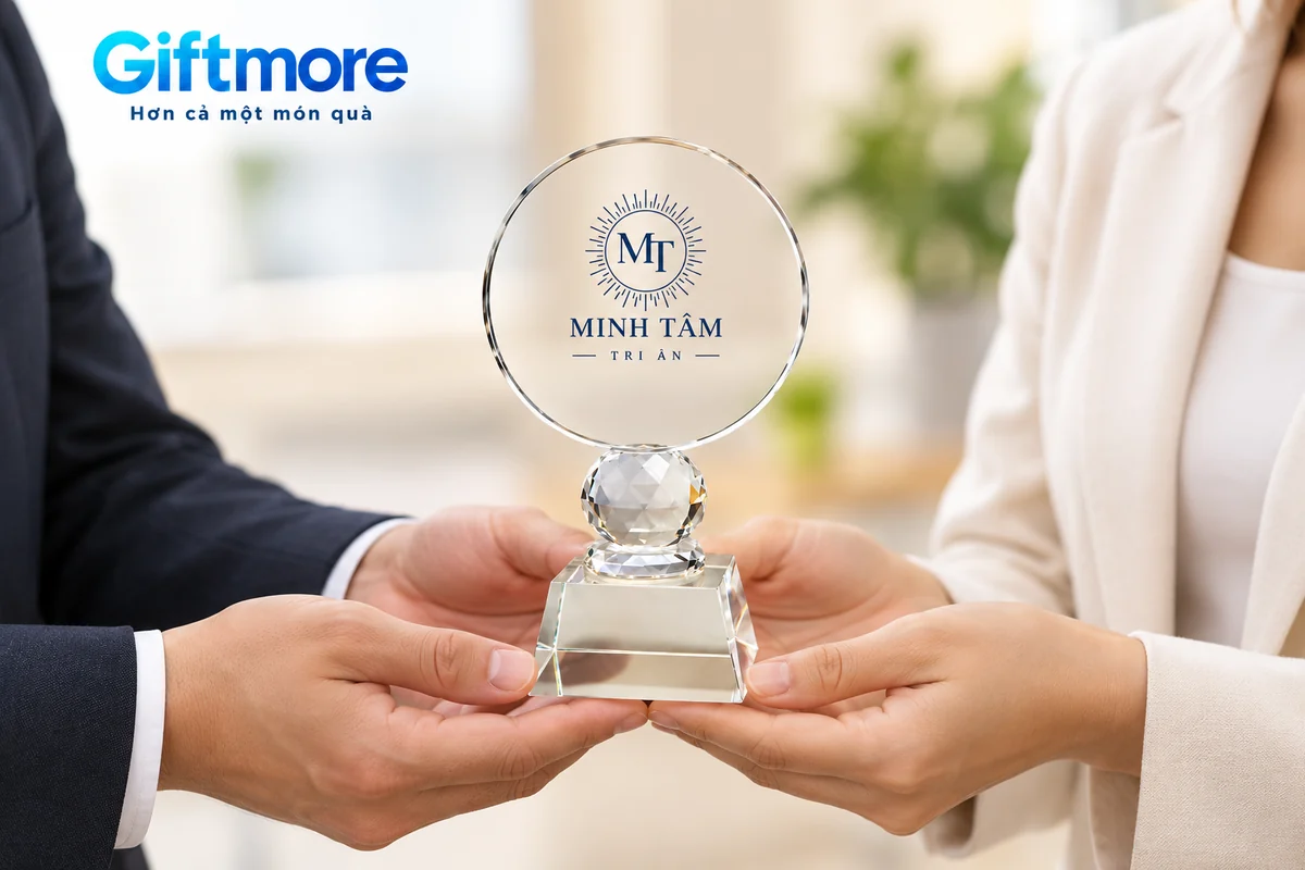 Mô phỏng hai người đỡ chân đế khi trao biểu trưng mặt tròn demo MINH TÂM TRI ÂN