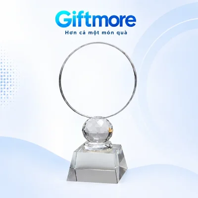 Biểu trưng mặt tròn trong suốt trên nút cầu nhiều mặt và đế chóp cụt vuông trên nền GiftMore