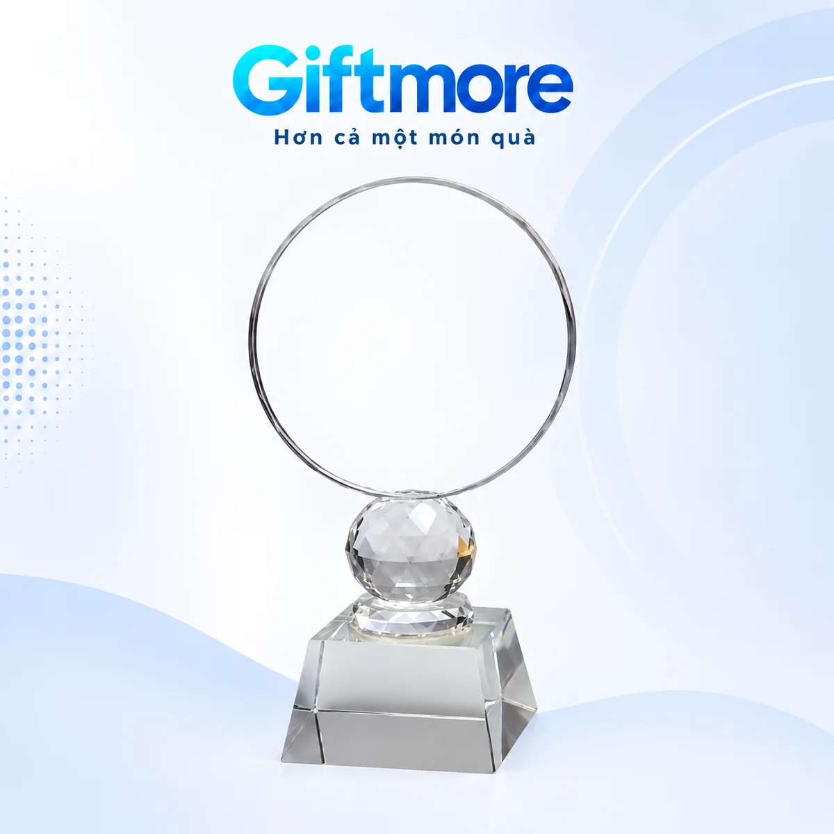 Biểu trưng mặt tròn trong suốt trên nút cầu nhiều mặt và đế chóp cụt vuông trên nền GiftMore