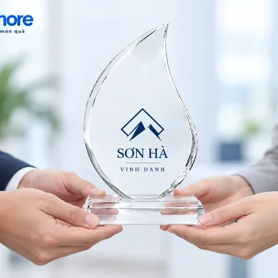Mô phỏng hai người nâng phần đế trong khi trao biểu trưng ngọn lửa demo SƠN HÀ VINH DANH