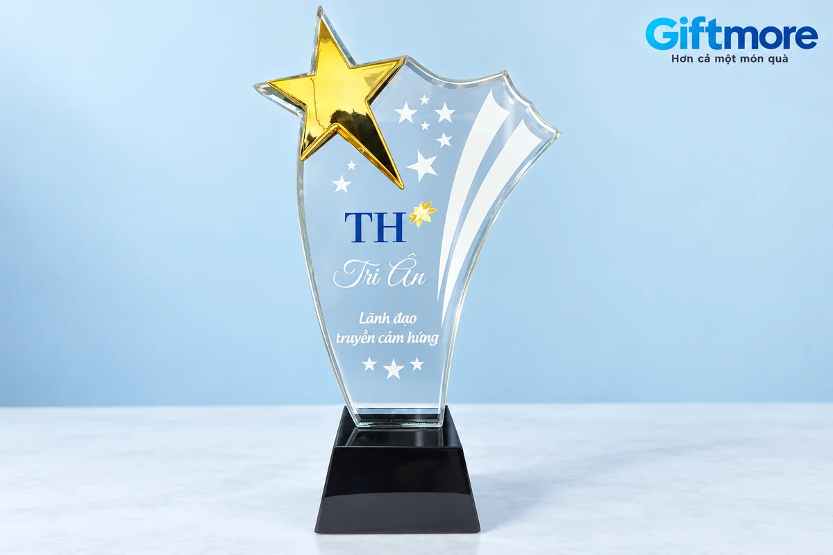 Biểu trưng có ngôi sao vàng, logo TH và chữ Tri Ân trên nền sáng đã chỉnh