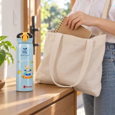 Bình giữ nhiệt Rạng Đông RD-BGN045ST1.E 450ml in logo – hình dung mang bình gọn khi ra ngoài