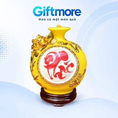 Bình hút lộc chữ Phúc đỏ men vàng cao 22cm, hoa nổi màu vàng và đế nâu trên nền GiftMore