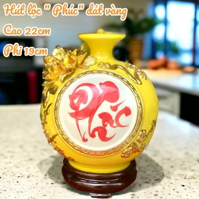 Ảnh nguồn bình chữ Phúc men vàng trên đế nâu, có nhãn cao 22cm và phi 19cm
