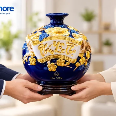 Mô phỏng hai người trao bình cuốn thư Phúc Lộc Thọ xanh đậm demo HẠ SƠN, đỡ dưới chân đế