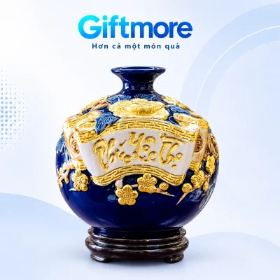 Bình hút lộc men xanh đậm cuốn thư Phúc Lộc Thọ nổi màu vàng trên đế sẫm, nền GiftMore