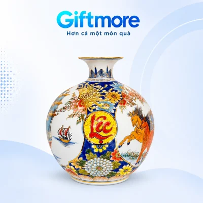 Bình hút lộc nhị cảnh 30cm với mặt Lộc, nền xanh hoa, thuyền bên trái và ngựa bên phải trên nền GiftMore