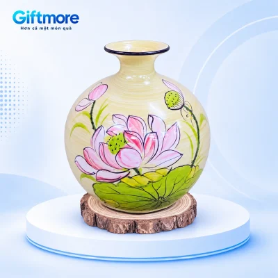 Bình hút lộc nền kem họa tiết sen hồng đặt trên đế dạng lát gỗ, nền ảnh GiftMore