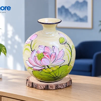 Mô phỏng bình hút lộc hoa sen hồng kèm đế trên kệ gỗ trong không gian tiếp khách sáng