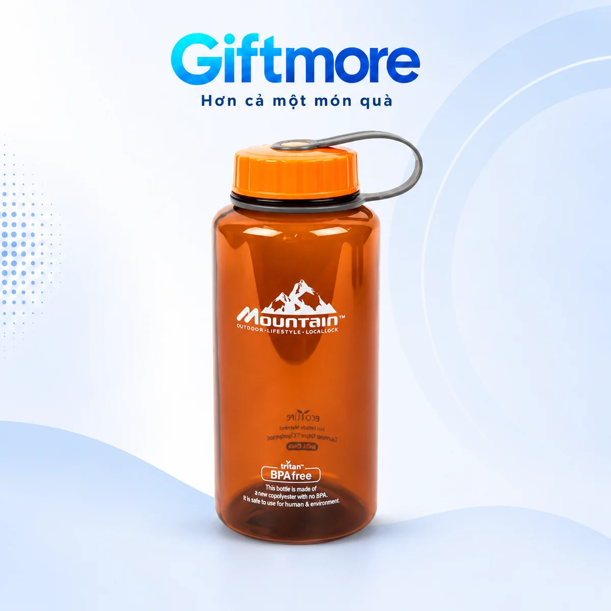 Bình nước Mountain màu cam một lít nắp vặn với vòng nối trên nền GiftMore