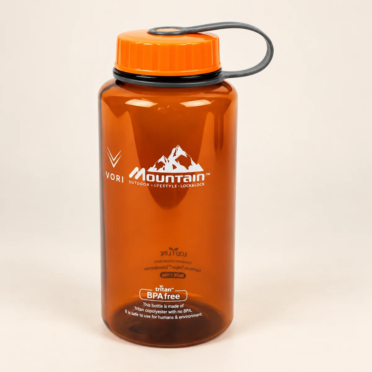 Demo VORI trắng bên trái hình Mountain trên bình màu cam