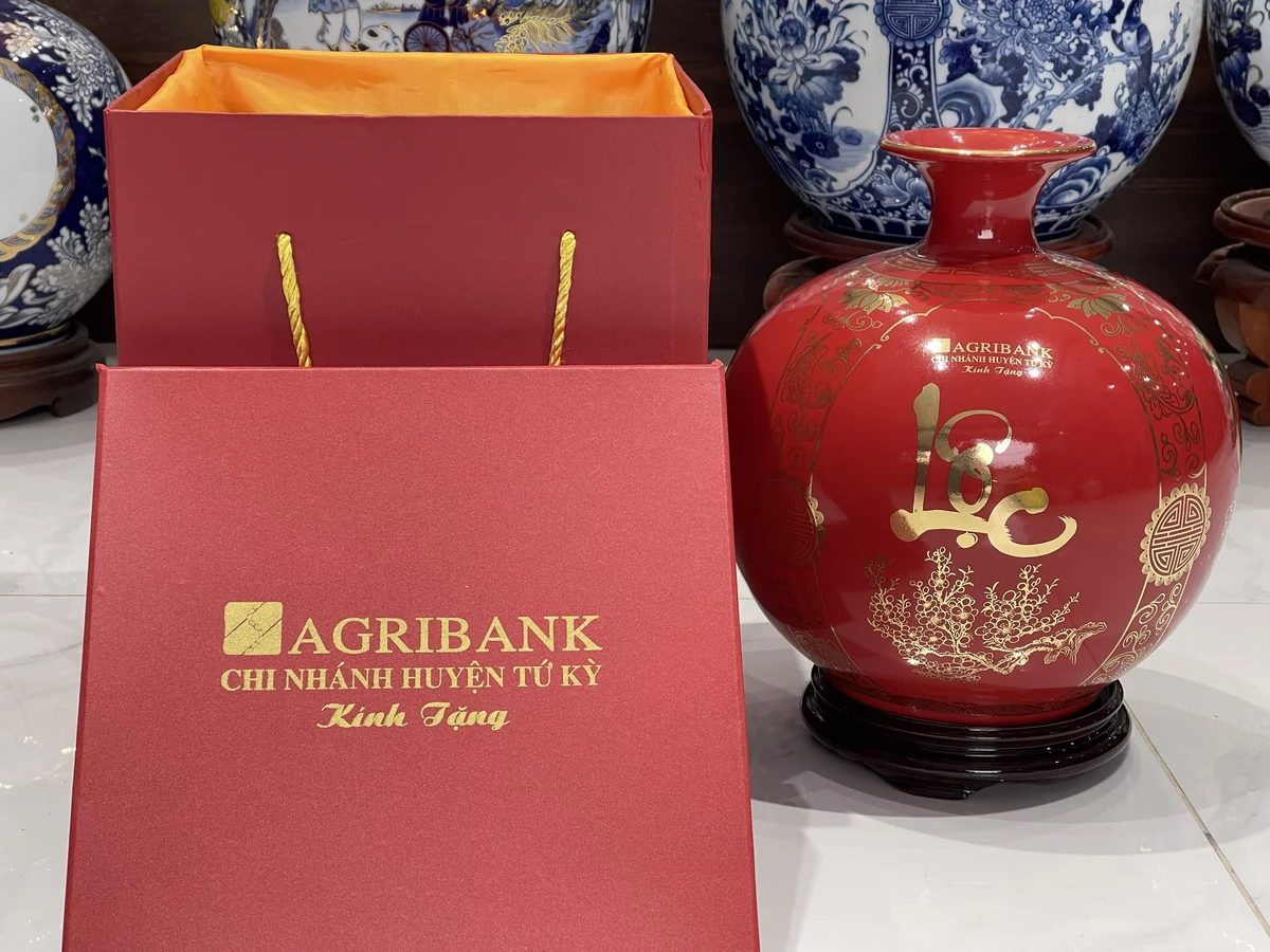 Ảnh thật bình đỏ và hộp in nhận diện Agribank