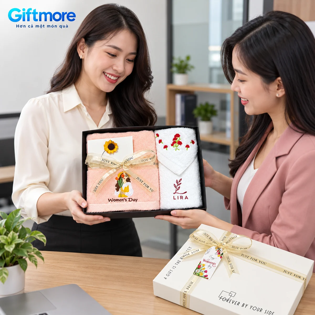Mô phỏng trao bộ khăn họa tiết ngày Phụ nữ demo LIRA trong hộp Forever