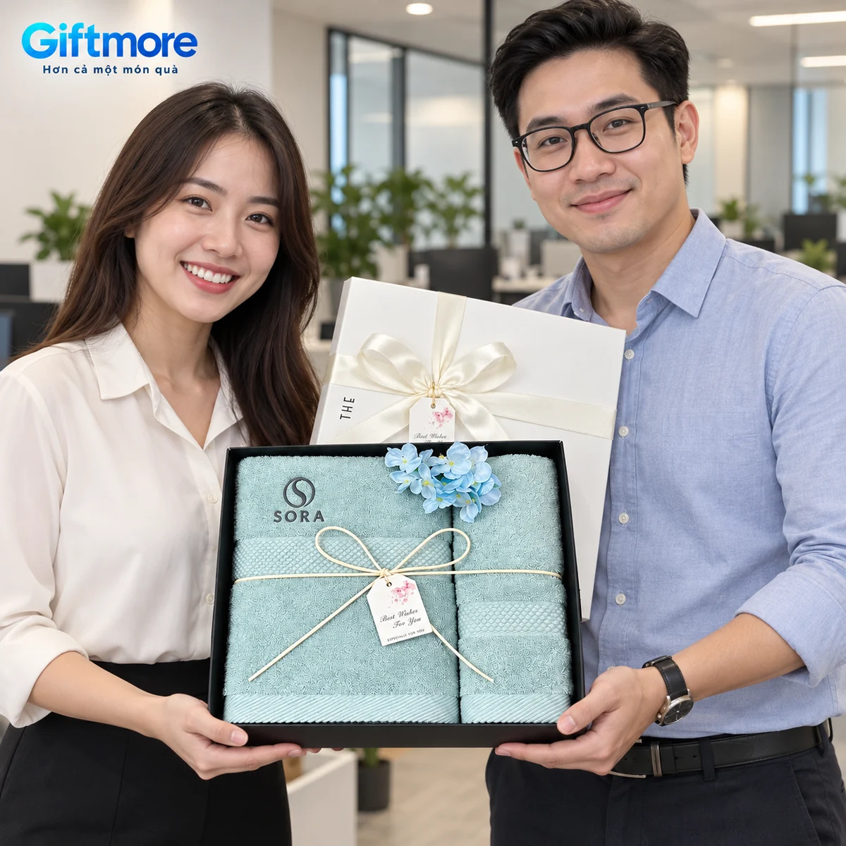 Mô phỏng trao bộ hai khăn xanh demo SORA trong khay đen nắp Forever tại văn phòng