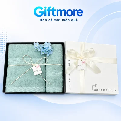 Bộ hai khăn mặt tắm xanh nhạt trong khay đen cùng nắp Forever nơ kem trên nền GiftMore